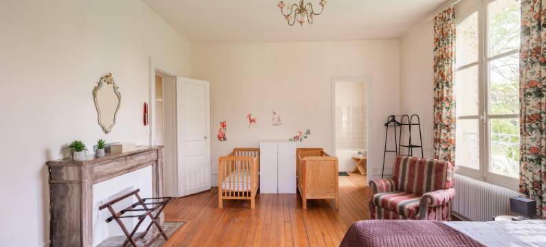 Holiday home adjoining a château.图片