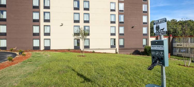 塔斯卡卢萨大学红顶PLUS酒店(Red Roof Plus+ Tuscaloosa - University)图片