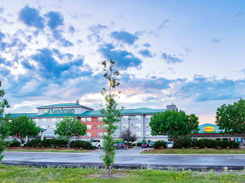 里贾纳桑德曼酒店及套房