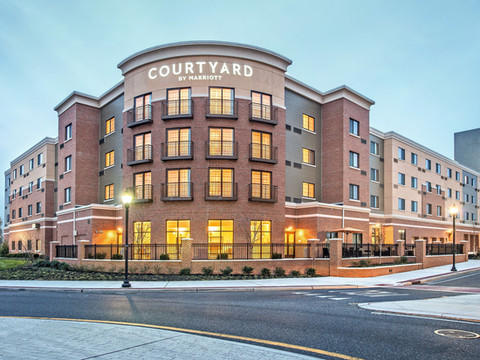 葛拉斯堡罗罗文大学万怡酒店