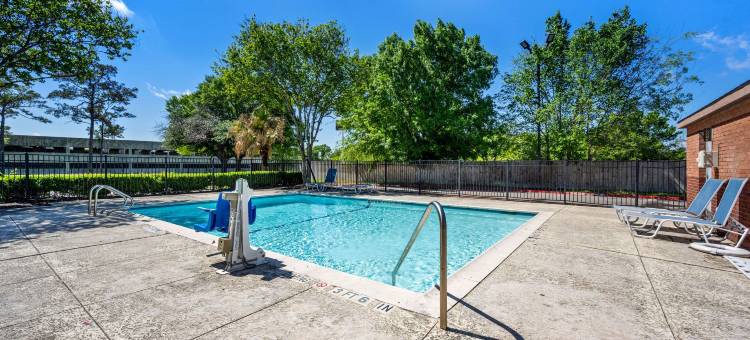 休斯顿北 I-45 郊区套房酒店(Suburban Studios Houston North I-45)图片