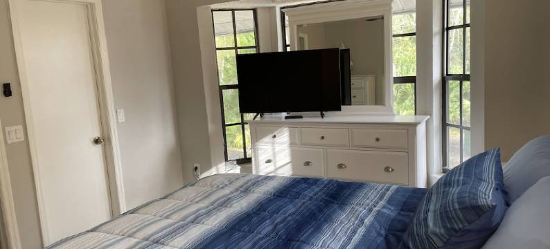 Manatee Manor. Waterfront, dock, stilted home. Renovated June '23.图片