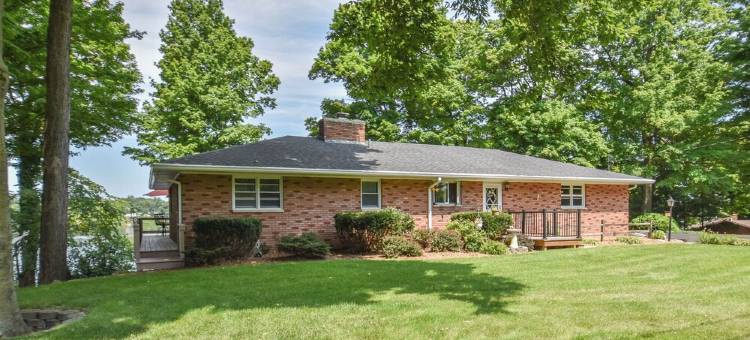 Rustic Hills Retreat...a scenic home on beautiful lake front property.图片