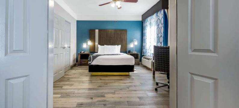 休斯顿金伍德医疗拉昆塔温德姆套房酒店(La Quinta Inn & Suites by Wyndham Kingwood Houston IAH Airpt)图片