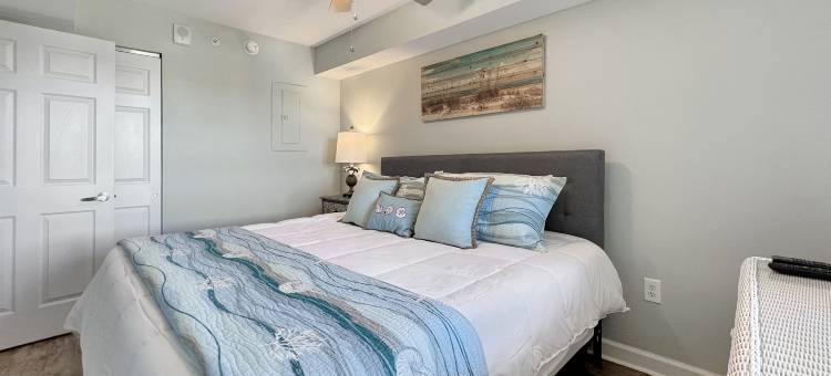 Spacious Balcony with Ocean Glimpse and Outdoor Pool - Charming Retreat图片