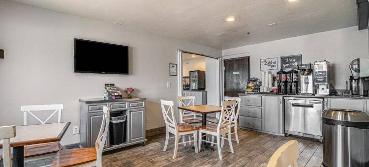 奥马哈东北戴斯套房酒店(Days Inn & Suites by Wyndham Traverse City)图片