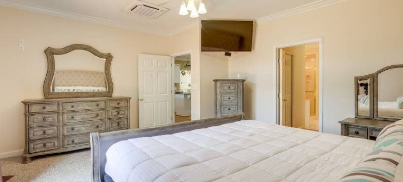 阳光克萨河度假屋，带船坞及滑槽！(Sunny Coosa River Hideaway w/ Boat Dock & Slip!)图片