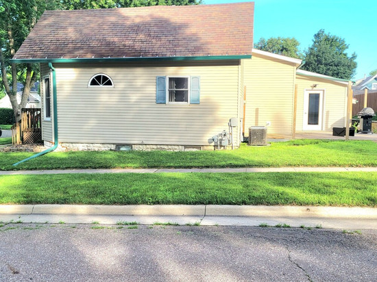 3-bedroom house in marvelous Estherville with AC, WiFi. Enjoy your stay