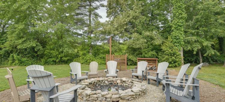 时尚平岩小屋：可使用泳池！(Flat Rock Tiny Home Fall Getaway with Grill!)图片