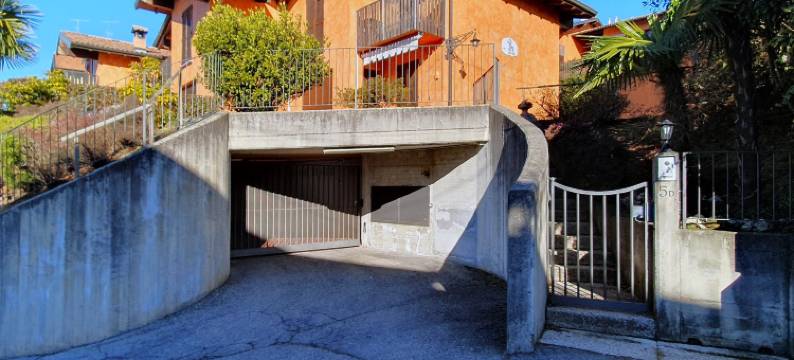 House in Luino with Green Garden and City Views图片