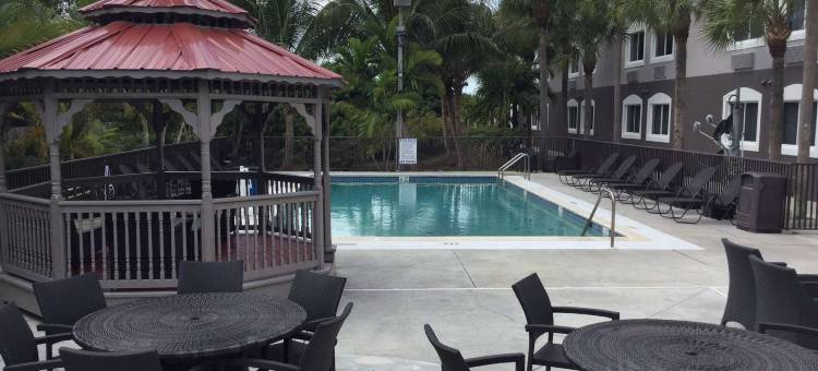 博尼塔斯普林斯北那不勒斯戴斯套房酒店(Days Inn & Suites by Wyndham Bonita Springs North Naples)图片