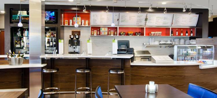 圣路易斯西港广场万怡酒店(Courtyard St. Louis Westport Plaza)图片