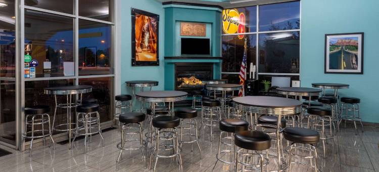 瑙-市中心温德姆速8酒店及会议中心(Super 8 by Wyndham Nau/Downtown Conference Center)图片