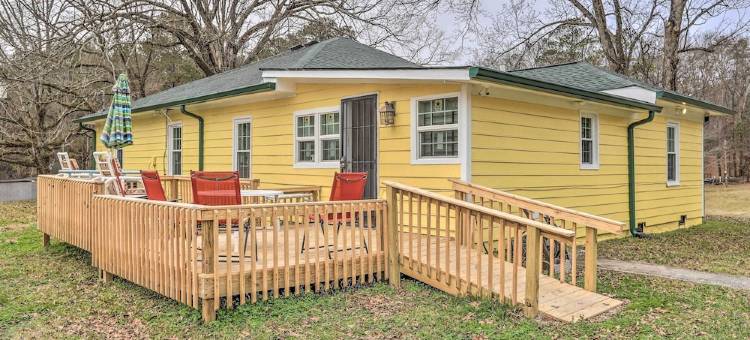 Fairburn地区的住宅，带露台~距离亚特兰大20英里(Fairburn Area Home w/ Deck ~ 20 Mi to Atlanta)图片