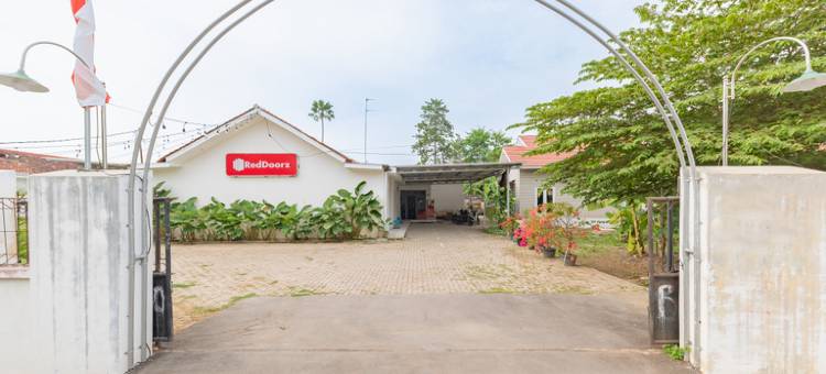 红门酒店沙亚里亚尼尔阿伦阿伦芝勒杜芝勒贡(RedDoorz Syariah Near Alun Alun Ciledug Cirebon)图片