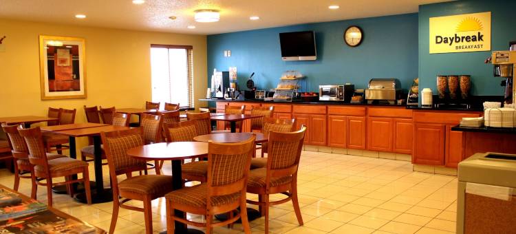 布卢明顿/诺玛温德姆戴斯套房酒店(Days Inn & Suites by Wyndham Bloomington/Normal IL)图片