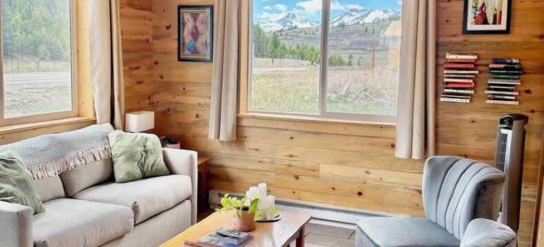 Peaceful Cabin w/ Waterfall near Glacier Natl Park图片