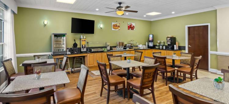 费耶特维尔品质酒店-靠近历史悠久的市中心广场(Quality Inn Fayetteville Near Historic Downtown Square)图片