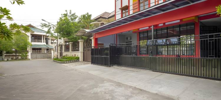 红多兹酒店@泗水耶穆尔萨利2号(RedDoorz @ Jemursari Surabaya 2)图片