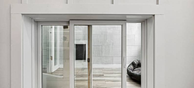 Charming Sanctuary with Backyard Pond and High-End Kitchen - Exquisite Haven图片