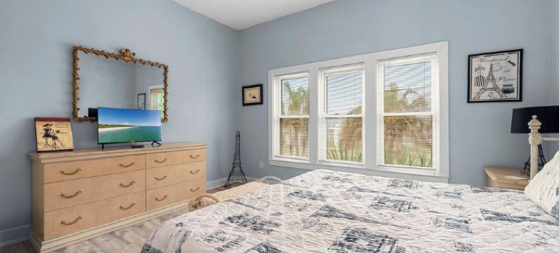 3-Story Beach House Retreat with Heated Pool, Game Room, 5 Min to Flagler图片