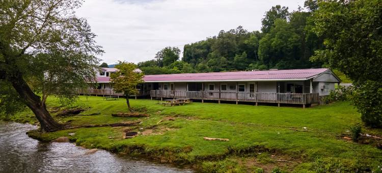 Oyo劳埃德河畔乡村旅馆(Lloyd's on the River Country Inn by OYO)图片