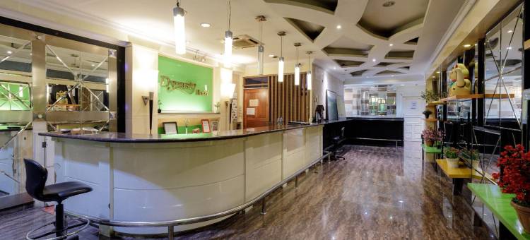 红多兹Plus酒店-近新邦提加特里塔亚萨芝勒贡(RedDoorz Plus Near Simpang Tiga Tritayasa Cilegon)图片