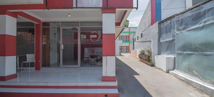 红多兹Plus酒店-近阿伦阿伦库宁冈(RedDoorz Plus Near Alun Alun Kuningan)图片