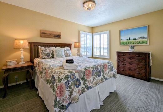 Charming Historic Cottage on Vineyard Hotel Overview