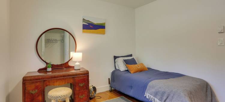 带露台的基亚梅沙湖度假屋：距离世界度假村4英里！(Kiamesha Lake Home w/ Deck, 4 Mi to Resorts World!)图片