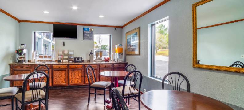 罗德威套房酒店-杰克逊堡(Rodeway Inn & Suites Fort Jackson)图片