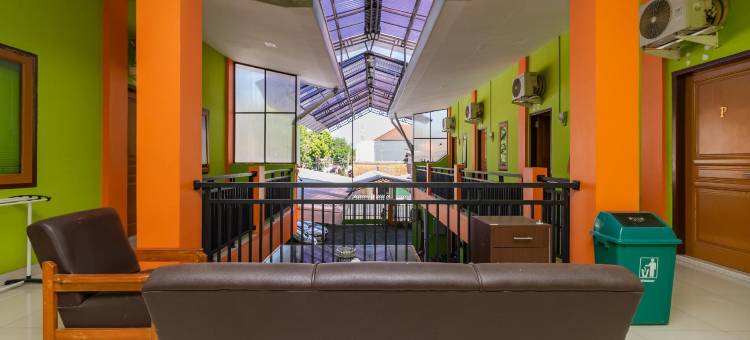 红多兹酒店-井里汶科贾克桑站2号(RedDoorz Near Kejaksan Station Cirebon 2)图片