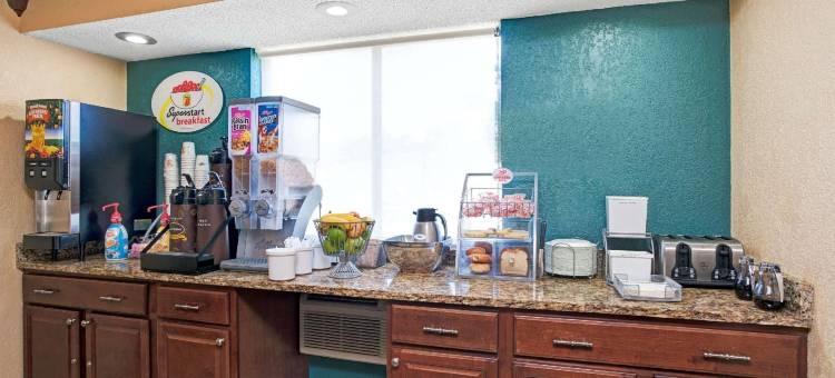 温德姆速8罗斯维尔/底特律酒店(Super 8 by Wyndham Roseville/Detroit Area)图片