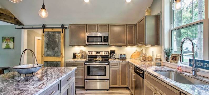 Holcombe湖畔小屋：钓鱼和雪地摩托(Holcombe Lakefront Cottage Fishing and Snowmobiling)图片