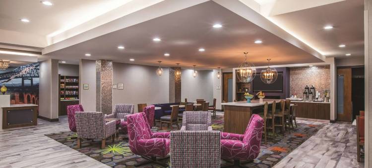巴吞鲁日艾伦港拉昆塔温德姆套房酒店(La Quinta Inn & Suites by Wyndham Baton Rouge - Port Allen)图片