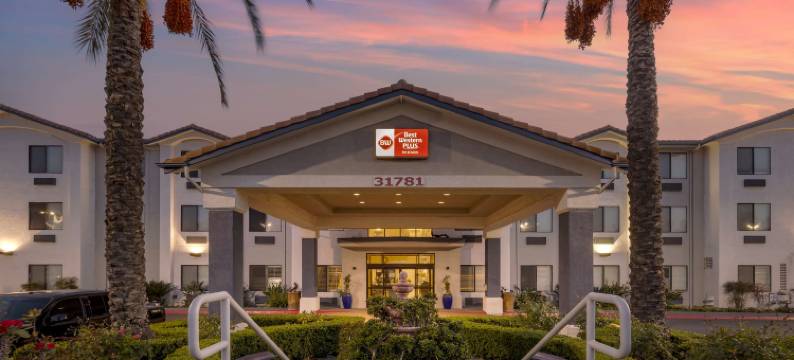 普勒斯埃尔西诺湖贝斯特韦斯特优质套房酒店(Best Western Plus Lake Elsinore Inn  Suites)图片