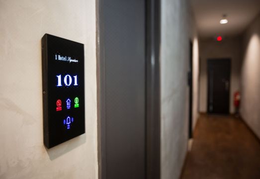 1 Hotel Signature Hotel Overview