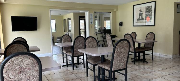 艾维罗290德威旅馆及套房(Rodeway Inn & Suites Hwy 290 NW)图片