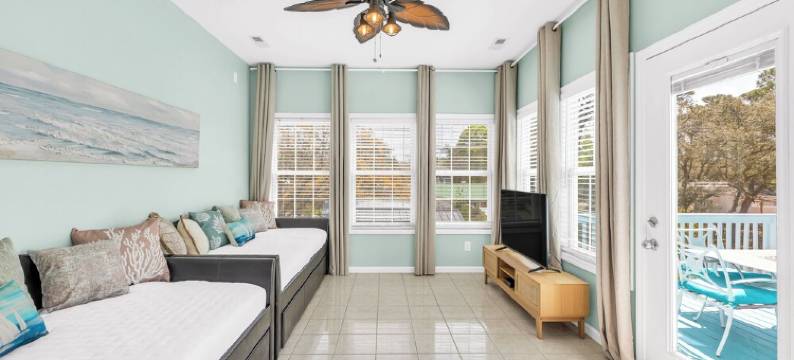 FULLY RENOVATED Oak Island Oasis: 1.5 blocks to beach. Pet & family friendly!图片