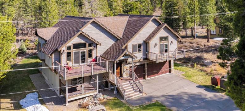 Avantstay的Meyers Meadow热水浴缸，大露台(10Mins to Lake • Hot Tub Game Room Forest Views Meyers Meadow by AvantStay)图片