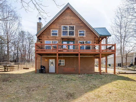 Charming 2-bedroom cabin with AC, WiFi on private lake in Dunlap, Tennessee