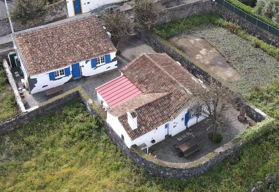 Vacas Felizes Villas - Casa do BadaloVilla com duas aconchegantes casas Hotel Overview