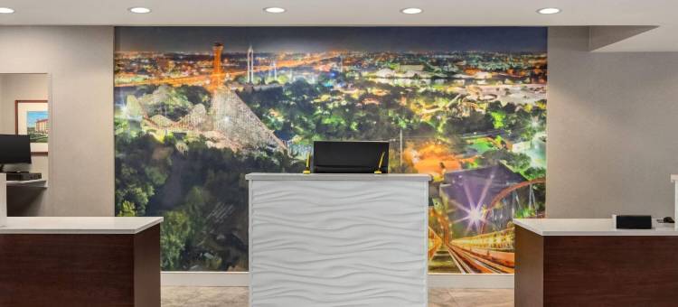 阿林顿北六旗通道拉昆塔温德姆套房酒店(La Quinta Inn & Suites by Wyndham Arlington North 6 Flags Dr)图片