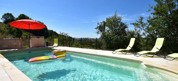 Burgundy Poolside Getaway图片