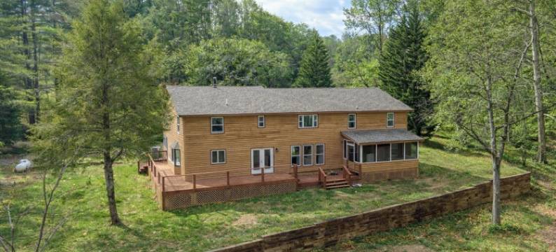 四卧室小屋在狼溪 - 钓鱼，徒步，新河乐趣和霍基周末(4Br Lodge on Wolf Creek - Fishing, Hiking, New River Fun and Hokie Weekends)图片