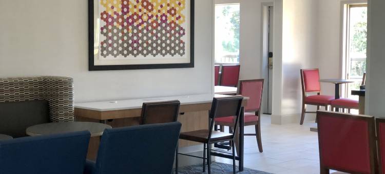 Holiday Inn Express 布拉格堡(Holiday Inn Express FORT BRAGG by IHG)图片