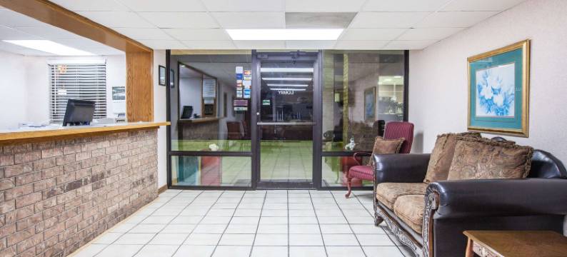 柯林顿温德姆速 8 酒店(Super 8 by Wyndham Clinton)图片