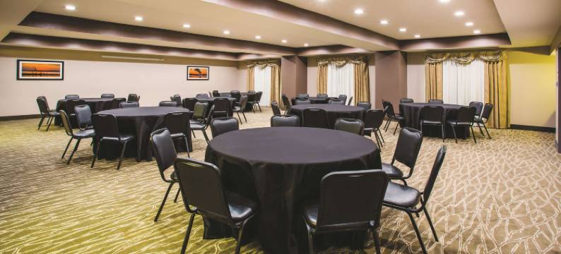 拉塞尔维尔拉昆塔温德姆套房酒店(La Quinta Inn & Suites by Wyndham Russellville)图片