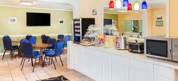 特雷霍特温德姆戴斯套房酒店(Days Inn & Suites by Wyndham Terre Haute)图片