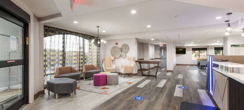 格林斯伯勒机场克拉丽奥波茵特酒店(Clarion Pointe Greensboro Airport)图片